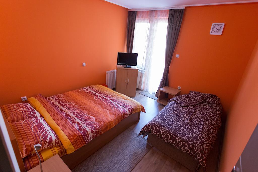 Hostel Day 'N' Night Ni Szoba fotó